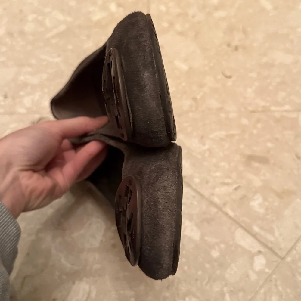 Tory Burch Sally Wedge Pumps in Gray Suede Brown Logo Size 11